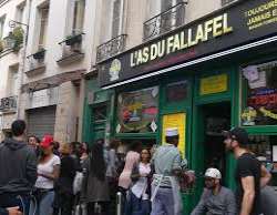 After exploring the region a little, you may find yourself in the Jewish district at rue des Rosiers. Here, you can find the best fallafels, a typical